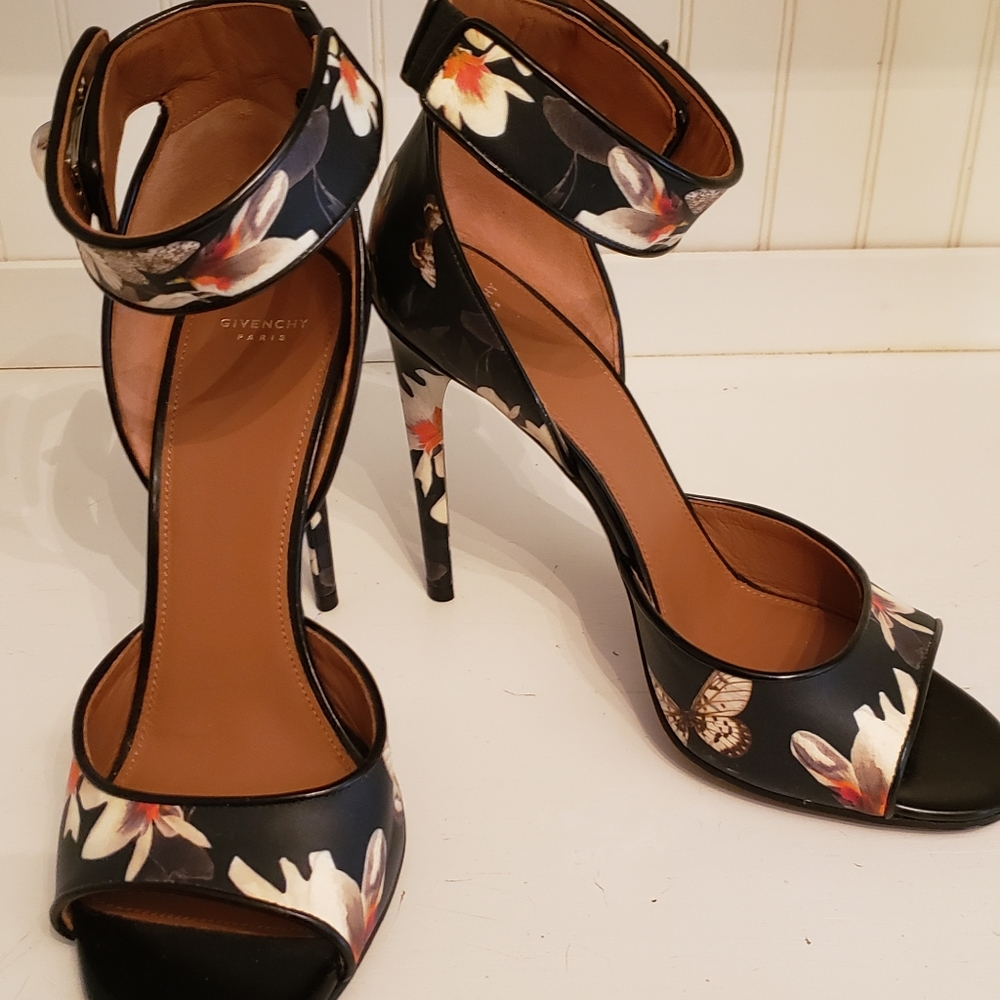 GIVENCHY Navy Floral Sharklock Anklestrap Heels, sz 9 US, EUC